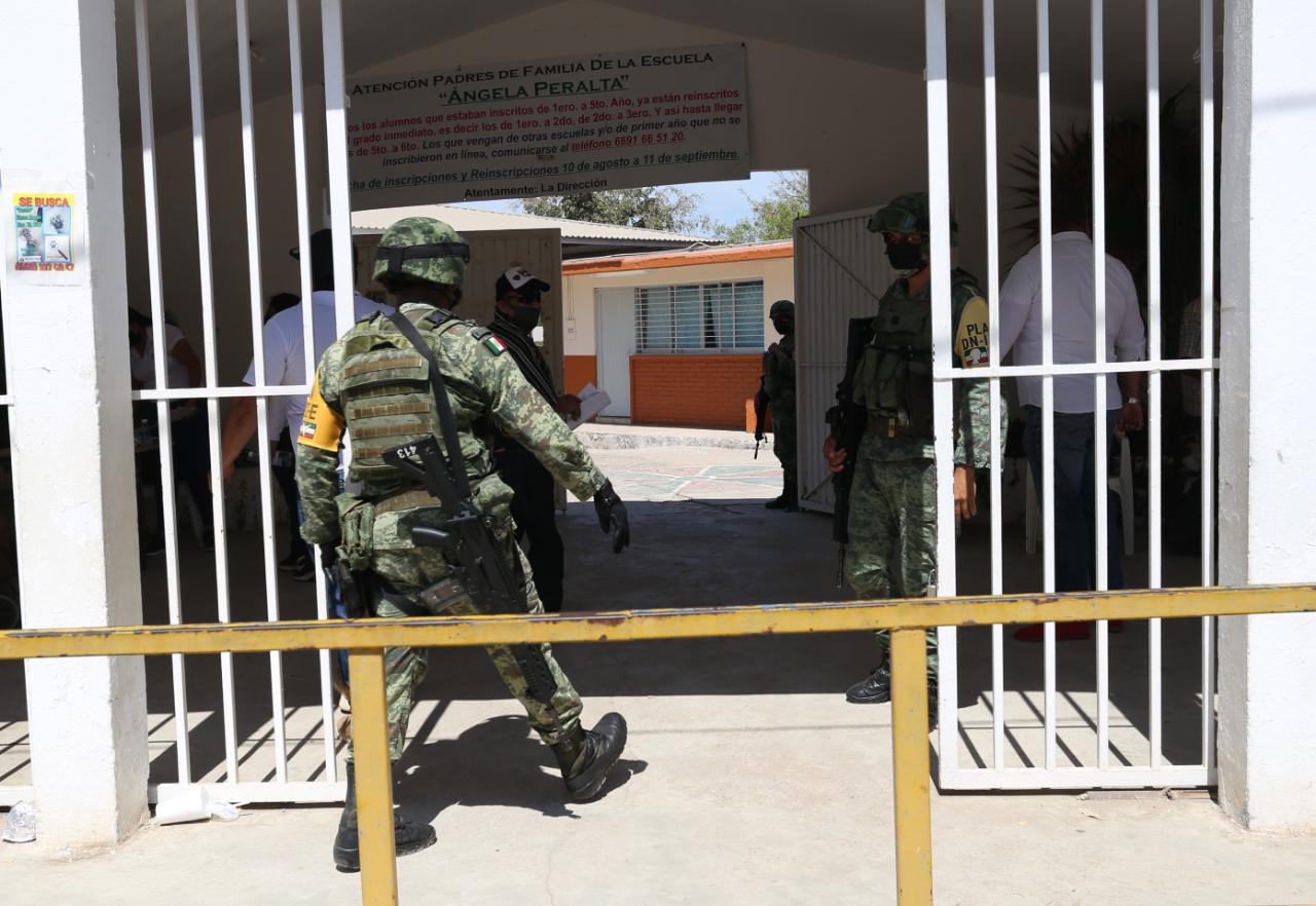 $!Ejército guarda el orden de la vacunación en primaria Ángela Peralta, en Mazatlán