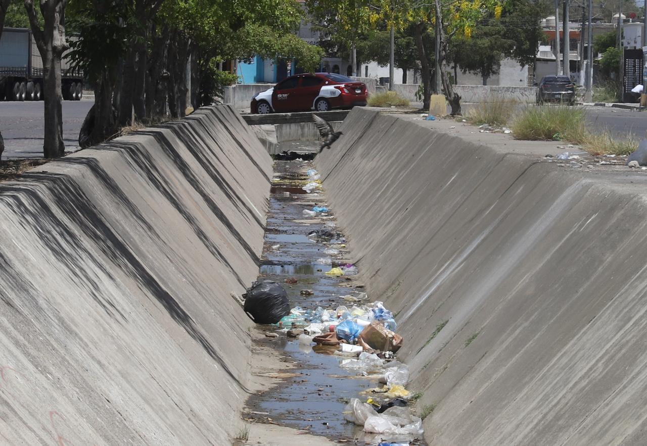 $!Canales pluviales de Mazatlán se han convertido en vertederos de desechos
