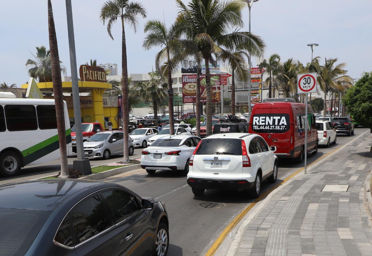 $!El tráfico colapsa en la zona turística de Mazatlán