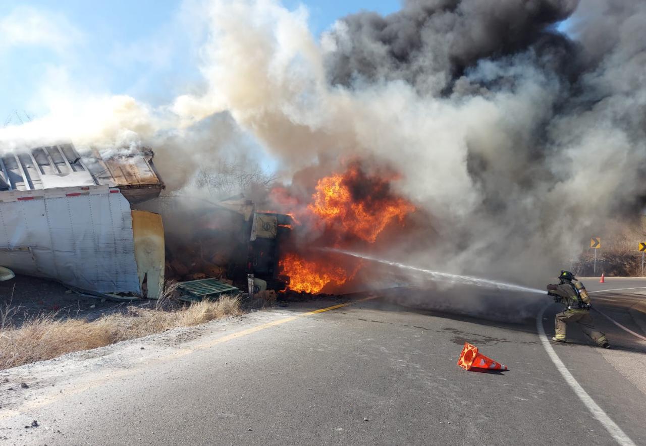$!Tráiler vuelca y se incendia en el Libramiento Mazatlán
