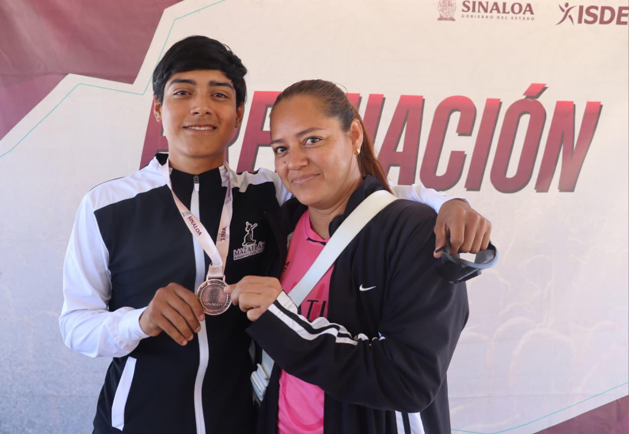 $!Diana Álvarez y Licia Ruiz dan a Mazatlán sus primeros oros en la etapa estatal de ciclismo de montaña