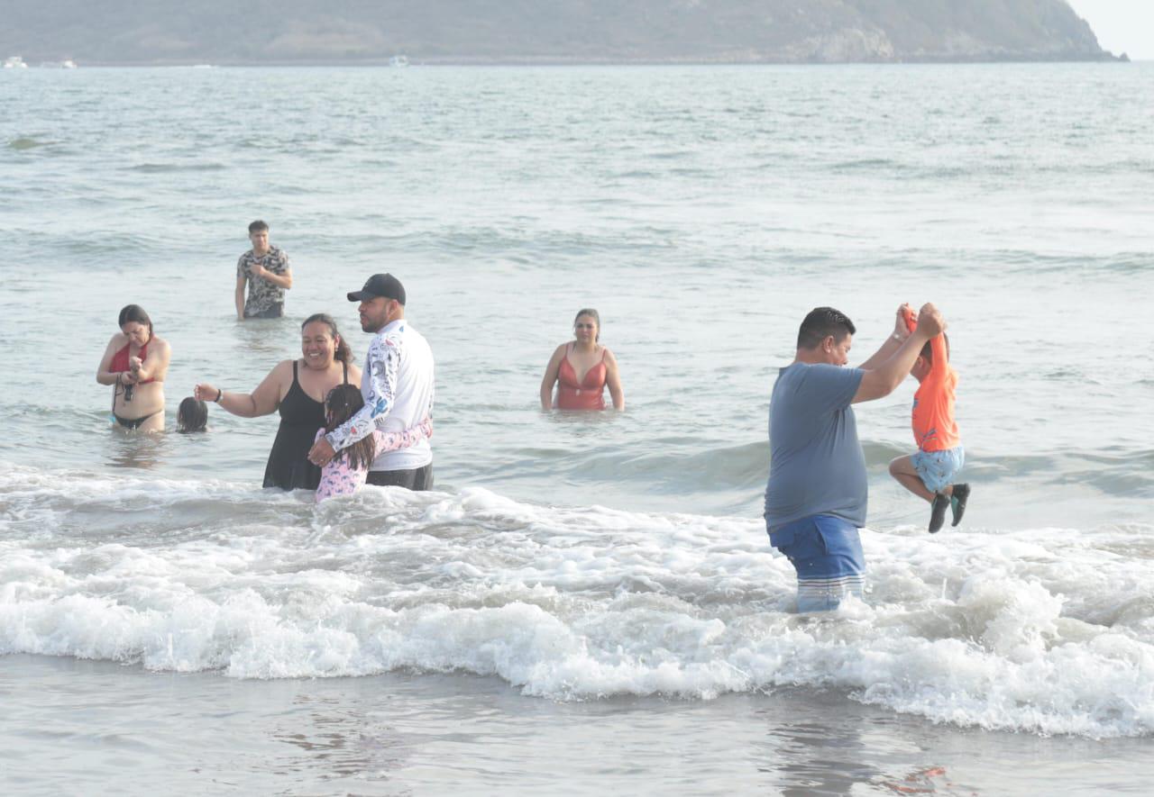 $!Viven tarde de algarabía en las playas de Mazatlán durante Semana Santa