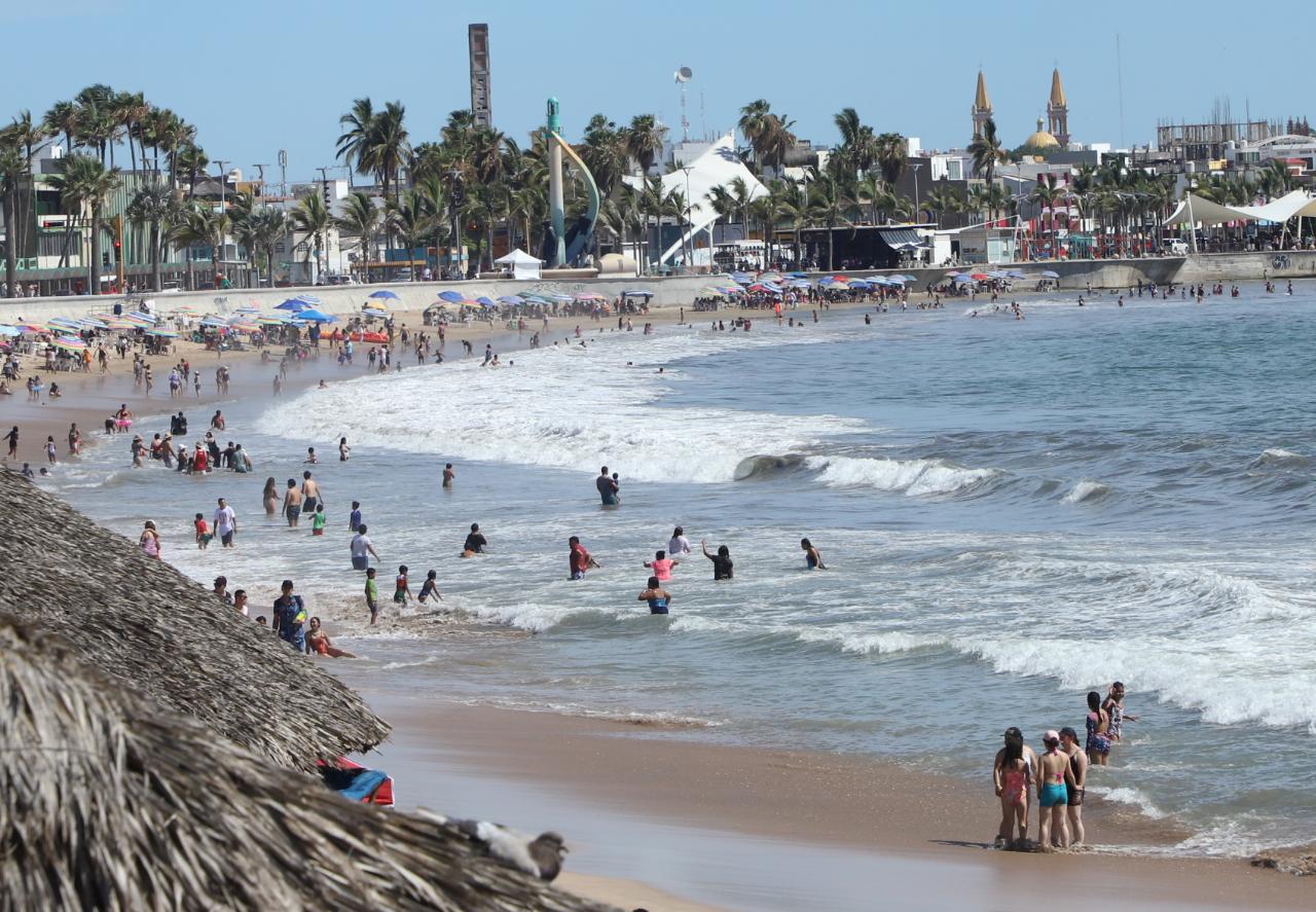 $!Disfrutan miles de personas el fin de semana en playas y atractivos de Mazatlán
