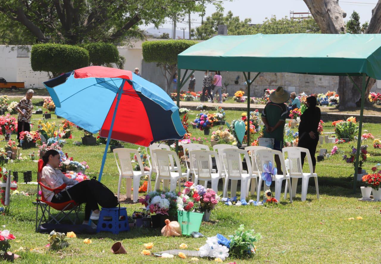 $!Acuden centenares de personas a dejar flores en panteones este Día de las Madres, en Mazatlán