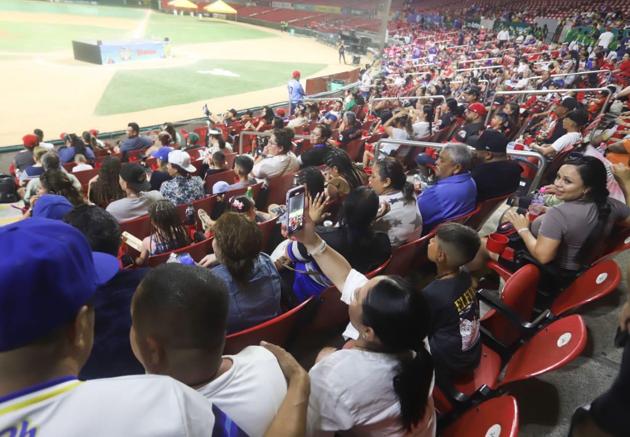 $!Entre fuegos artificiales y un ambiente de fiesta inauguran el Mazatlán Baseball Tournament
