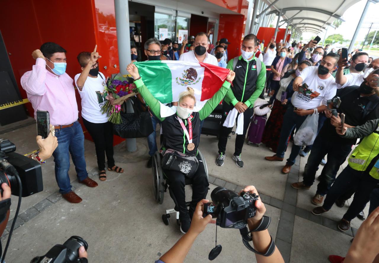 $!Esto no se acaba aquí, vamos a seguir trabajando: Rosa María Guerrero al llegar a Mazatlán con su bronce paralímpico