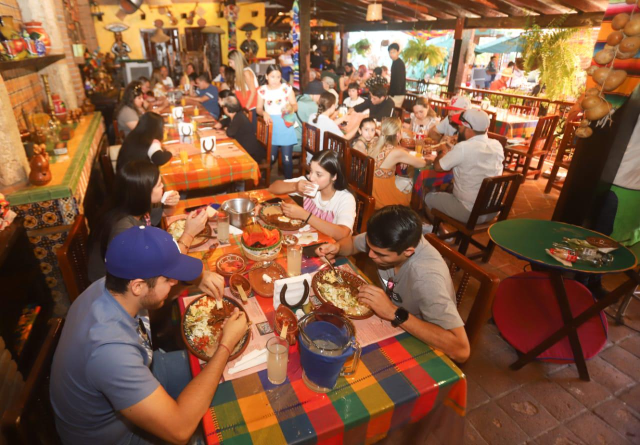 $!Turistas que prefieren lo campirano abarrotan El Quelite, el pueblo mágico