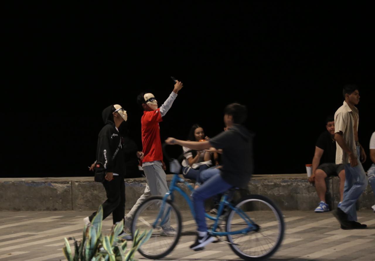 $!Vive Mazatlán un domingo tranquilo en familia y con algunos disfrazados en las calles