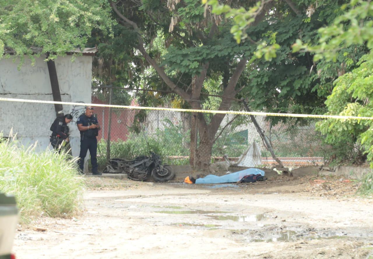 $!Motociclista muere tras chocar contra estructura metálica en colonia Emiliano Zapata, en Mazatlán