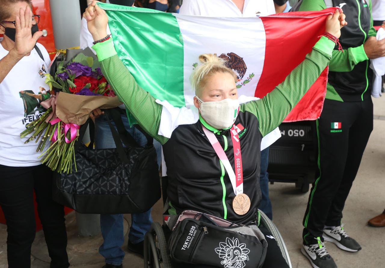 $!Esto no se acaba aquí, vamos a seguir trabajando: Rosa María Guerrero al llegar a Mazatlán con su bronce paralímpico