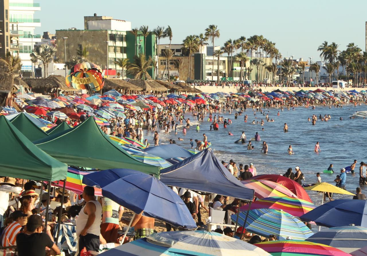 $!Registra Mazatlán récord en playas: 140 mil bañistas en un solo día