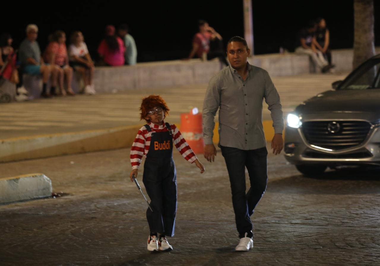 $!Vive Mazatlán un domingo tranquilo en familia y con algunos disfrazados en las calles