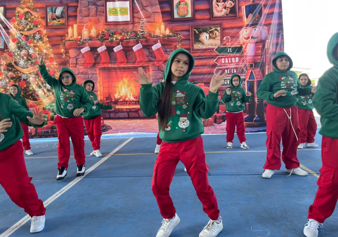 $!La escuela se llenó de alegría y espíritu navideño durante la presentación de los estudiantes.