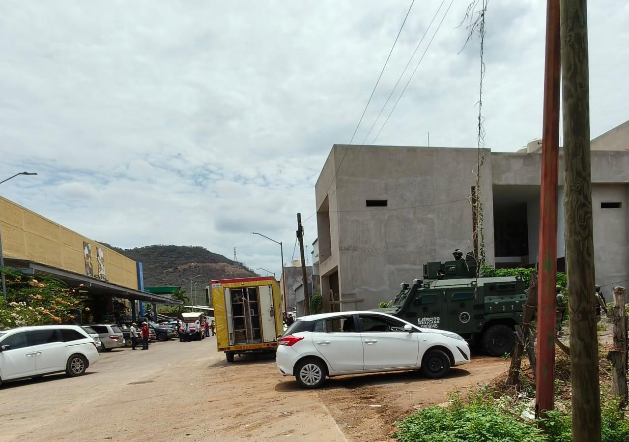 $!Bajo resguardo militar, familias de la sierra bajan por víveres a El Rosario