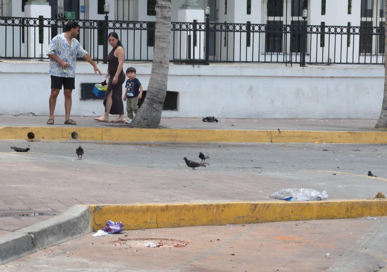 $!Olas Altas amanece con basura tras la ‘Fiesta del Futbol’ en Mazatlán