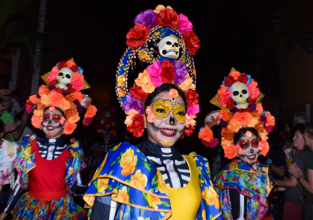 $!Miles de personas disfrutan de la tradicional callejoneada en el Centro Histórico de Mazatlán