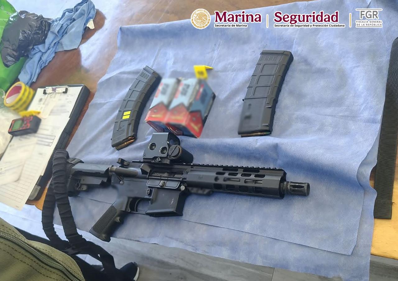 $!Detienen en Mazatlán a un hombre en fraccionamiento de la Marina y le aseguran vehículos, arma larga, cartuchos y droga