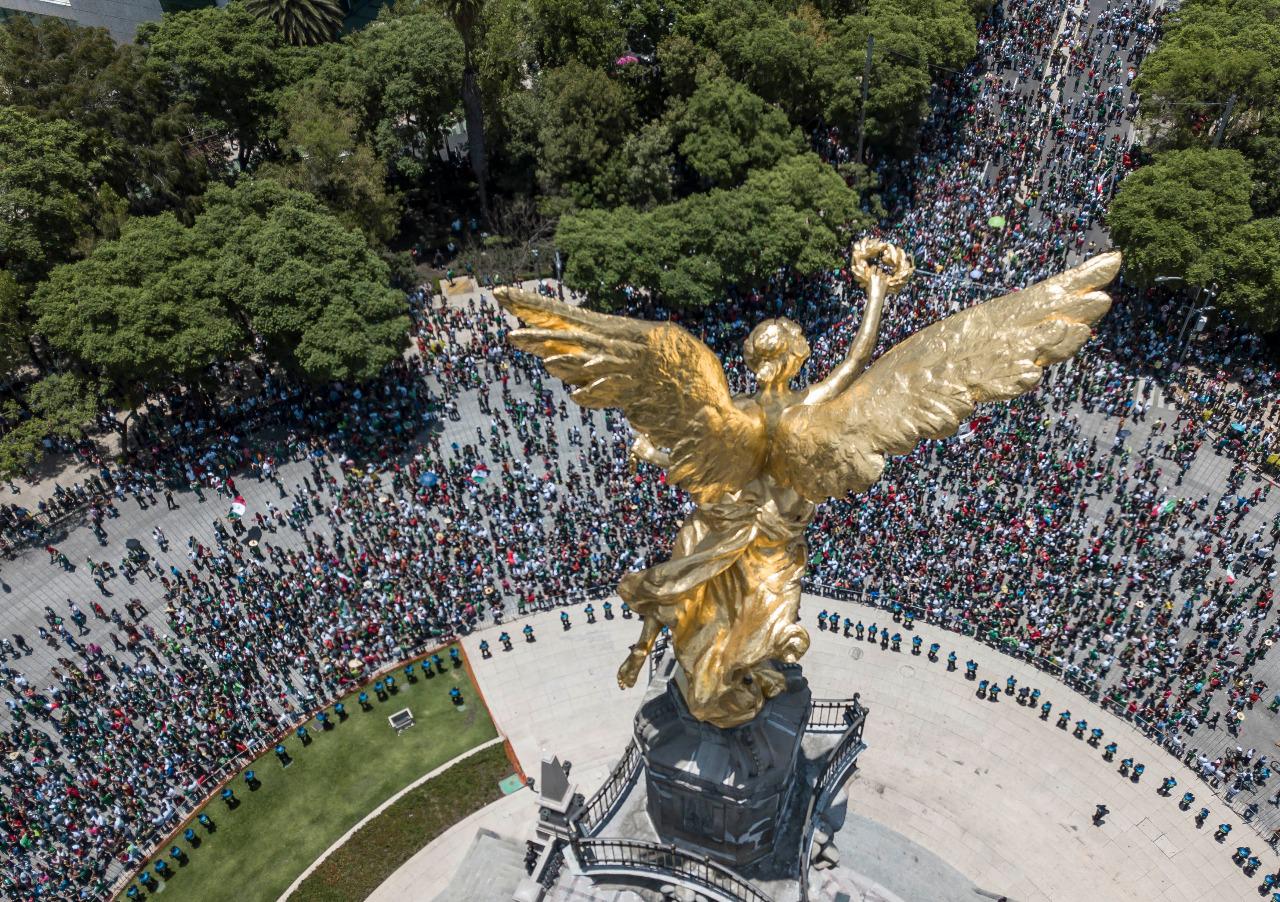 $!El ángel de la independencia cobijando a México.