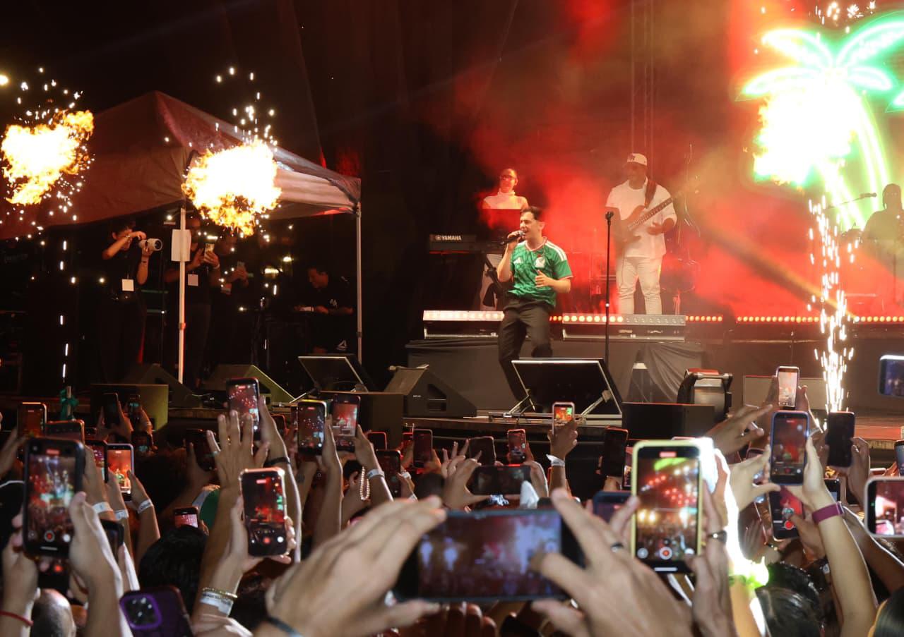 $!Guaynaa ‘arma’ la fiesta en Olas Altas y pone a bailar a Mazatlán
