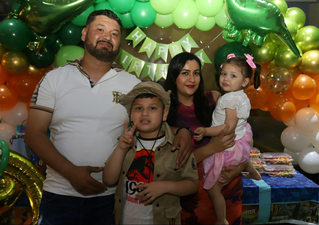 $!El cumpleañero entre su papá Juan José Llamas; su mamá Lucinda Guadalupe Serrano y su hermanita, Lucía Adara Llamas.