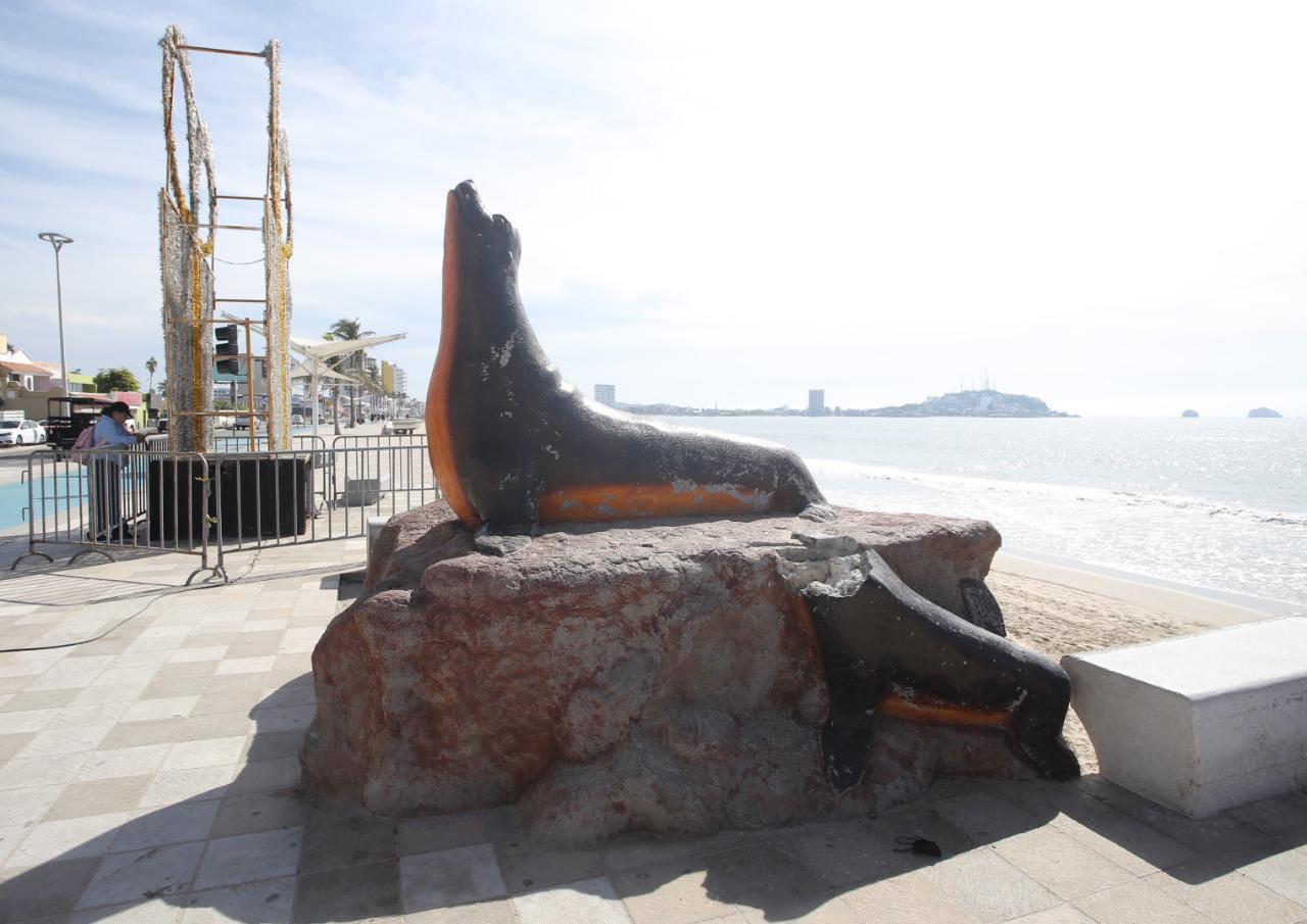 $!Colapsa en el malecón de Mazatlán monumento a los lobos marinos