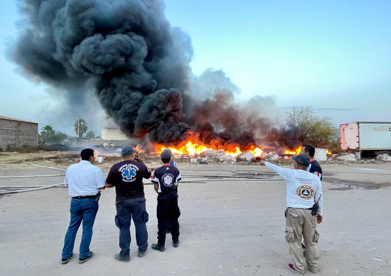 $!Se incendia un lote baldío del fraccionamiento Santa Rocío, en Culiacán