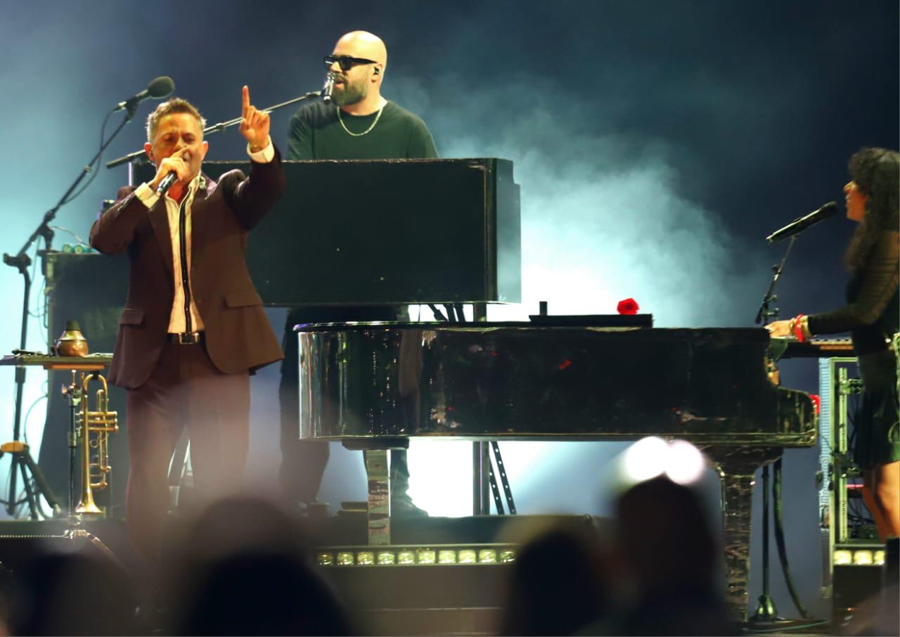 $!Haciendo gala de su inconfundible voz, ofrece un espectáculo de primer nivel el intérprete español.