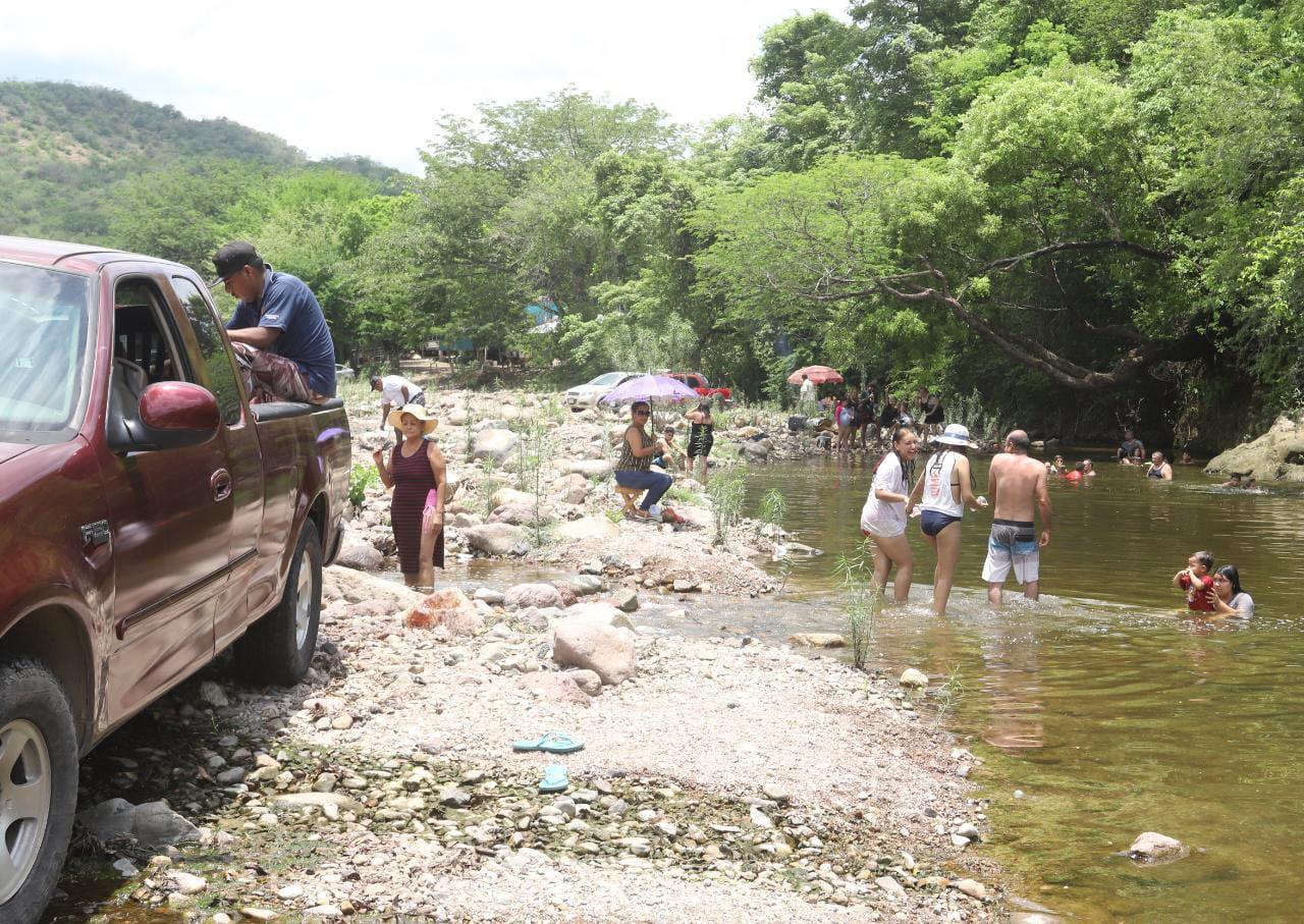 $!Huyen mazatlecos del calor y disfrutan del día en El Magistral y el Presidio