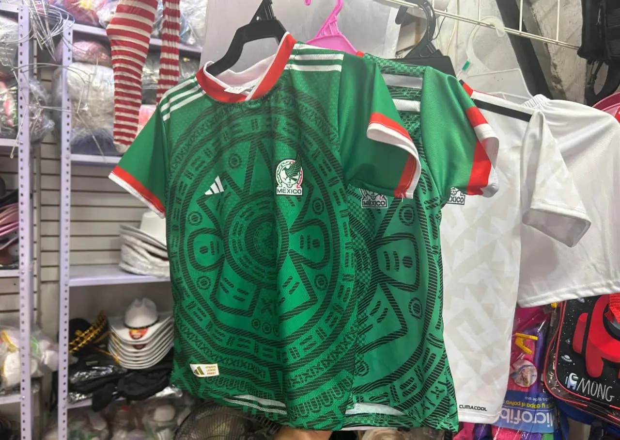 $!Fiebre mundialista dispara venta de playeras réplicas de la Selección Mexicana en Culiacán