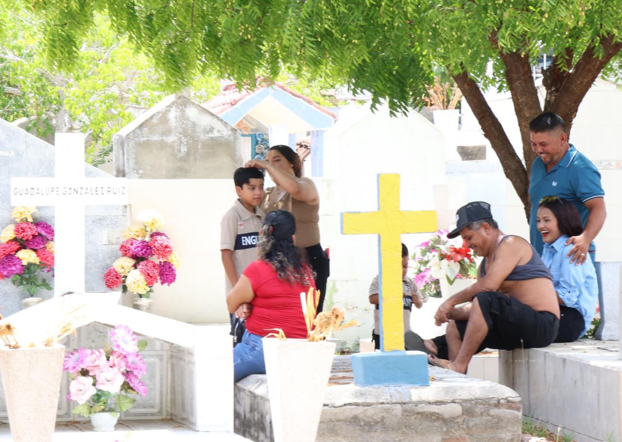 $!Recuerdan a los padres con flores y homenajes en panteones de Mazatlán