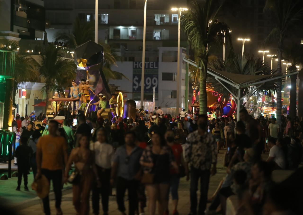 $!Turistas reciben una ‘probadita’ del Carnaval de Mazatlán y les fascina