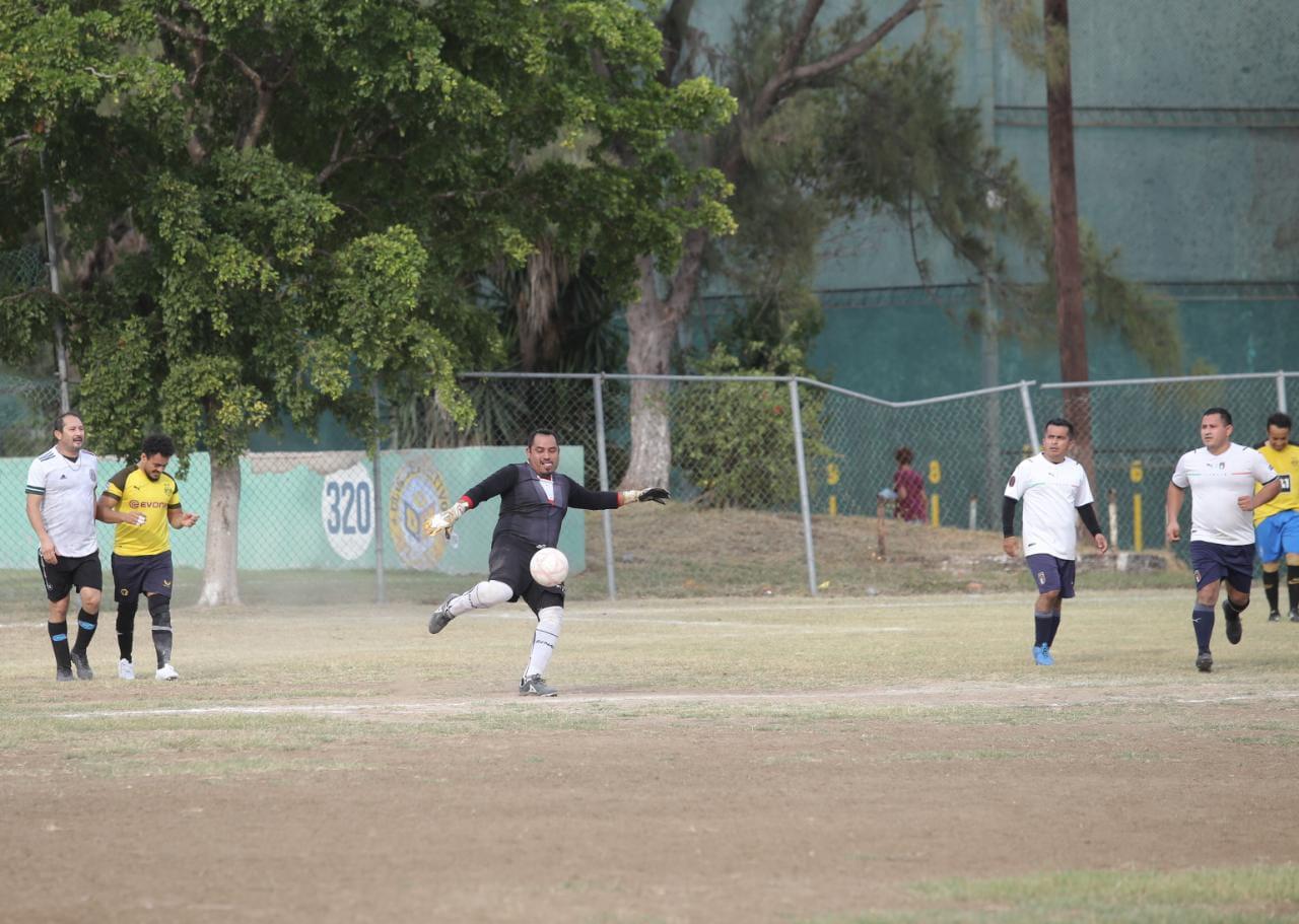 $!Dr. Nares continúa invicto en Liga de Futbol Intermédicos