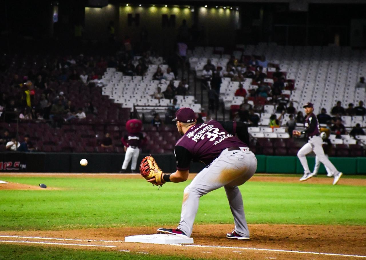 $!Tomateros de Culiacán evita la barrida ante Tucson
