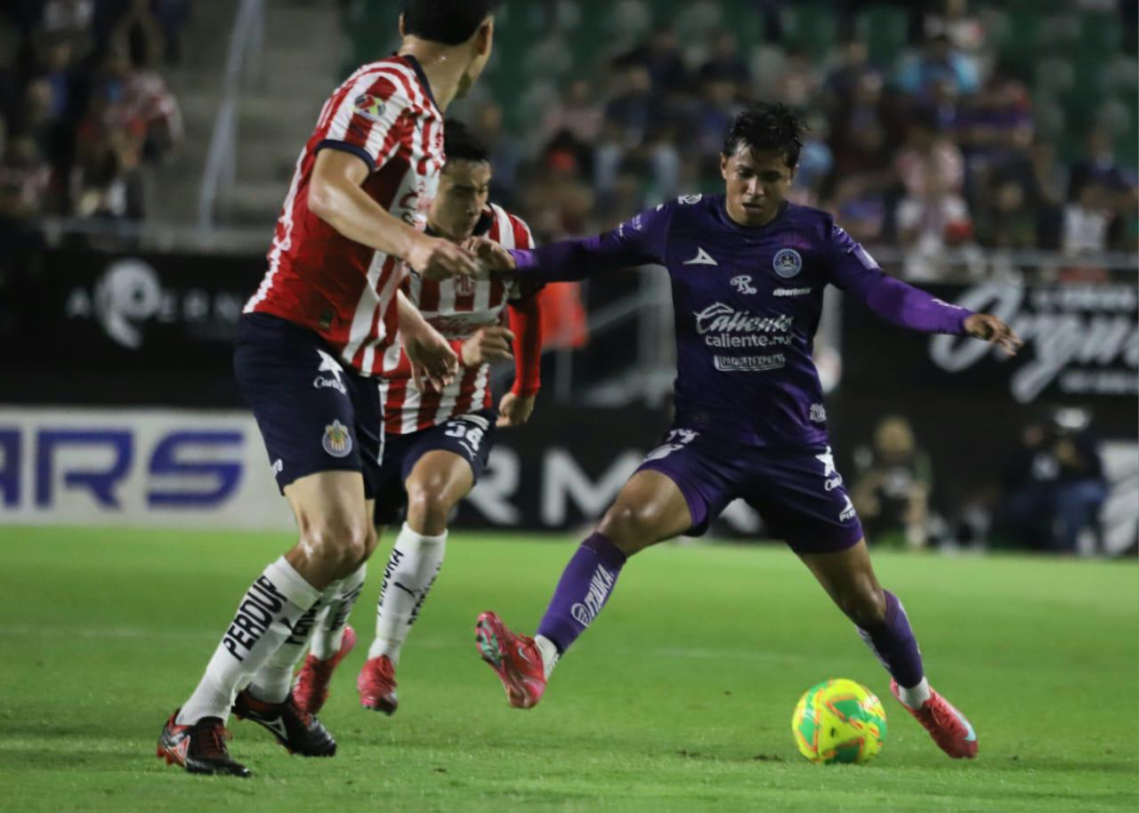 $!Mazatlán rescata el empate en un partido de locura y drama frente a las Chivas