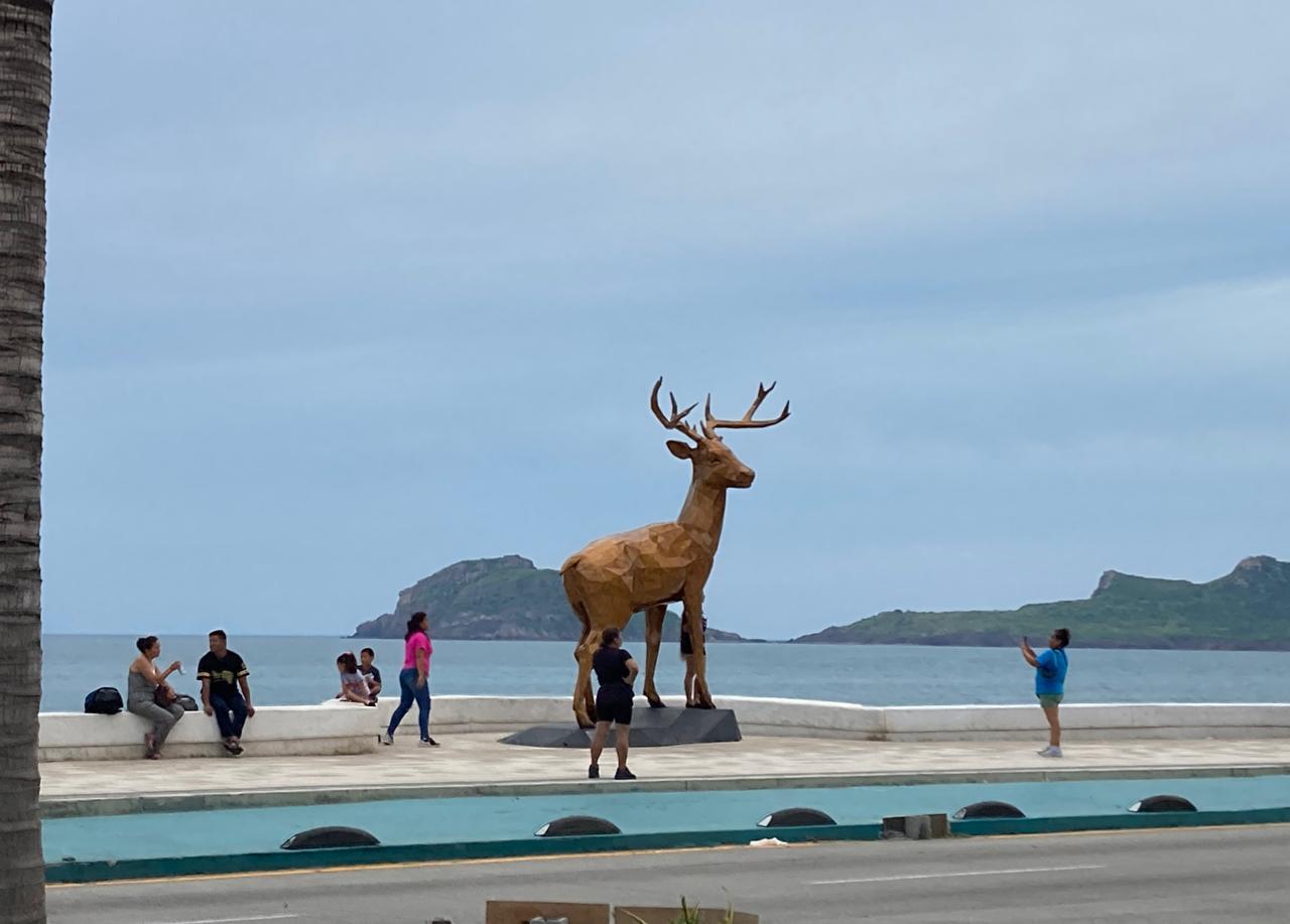 $!Cautiva a turistas y locales el venado gigante en el malecón de Mazatlán