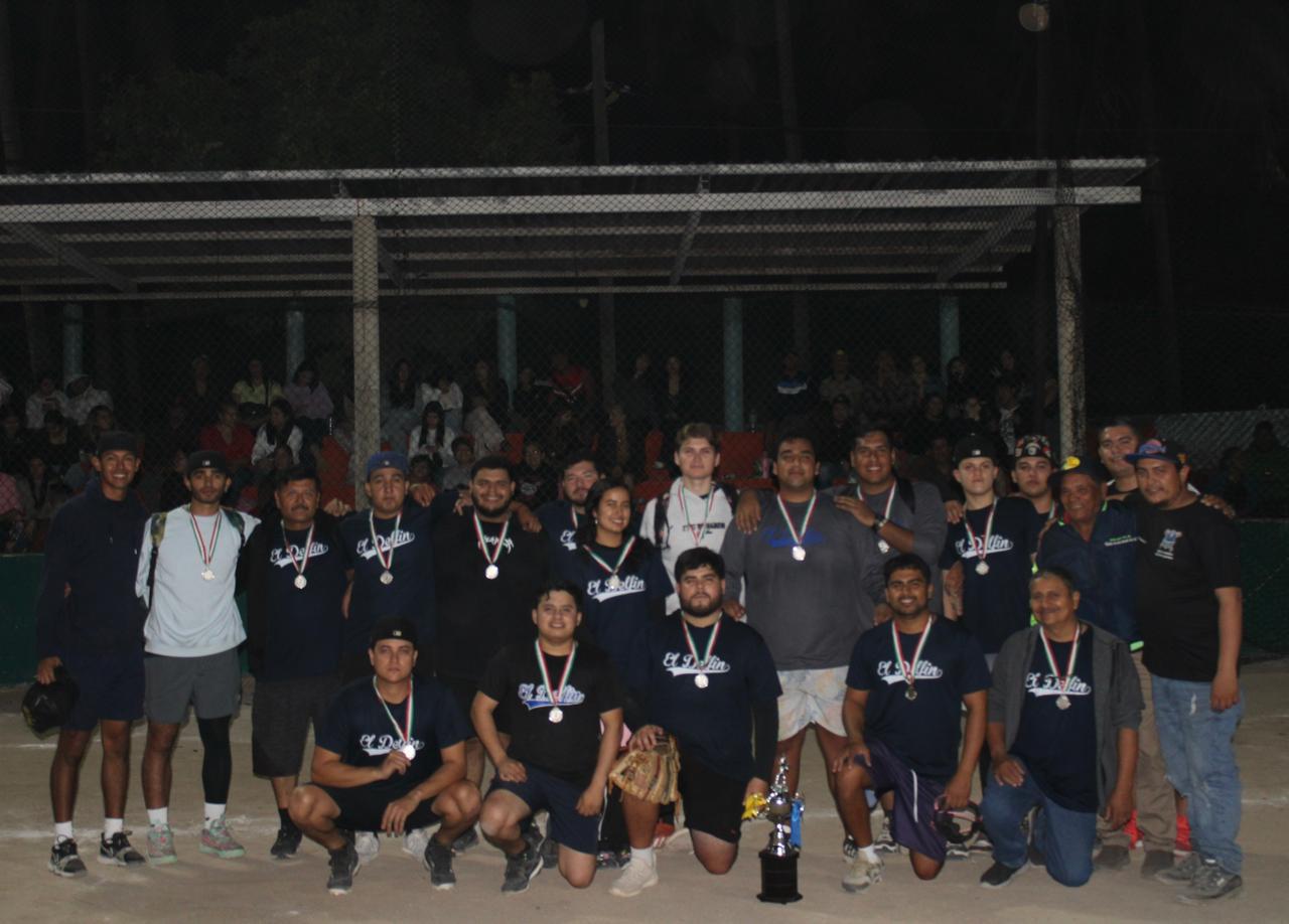 $!Pitufos de Barrón levanta el cetro de Liga de Softbol, en Isla de la Piedra