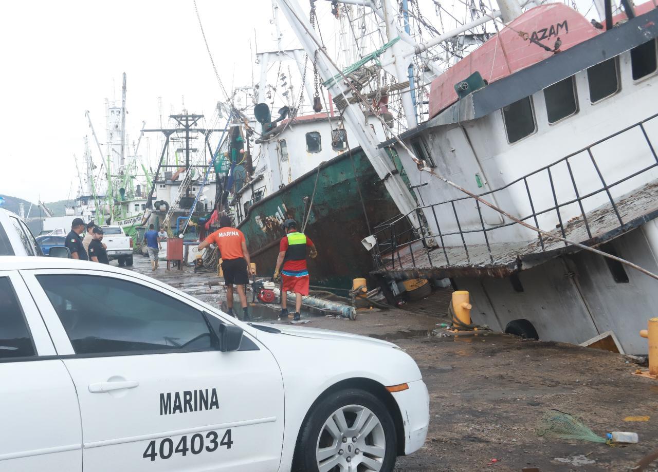 $!Se hunde barco camaronero atracado en el muelle del Bonfil