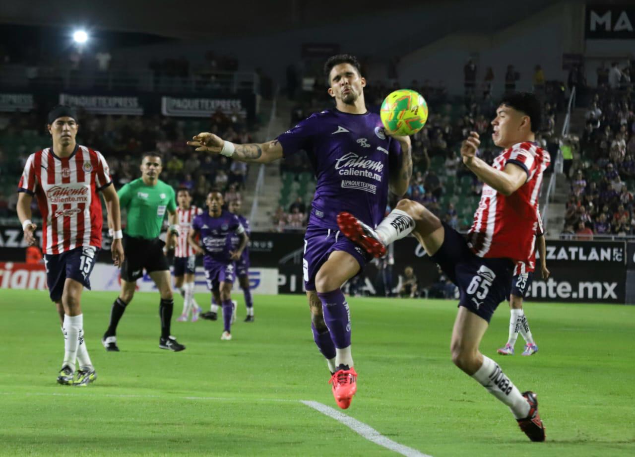 $!Mazatlán rescata el empate en un partido de locura y drama frente a las Chivas