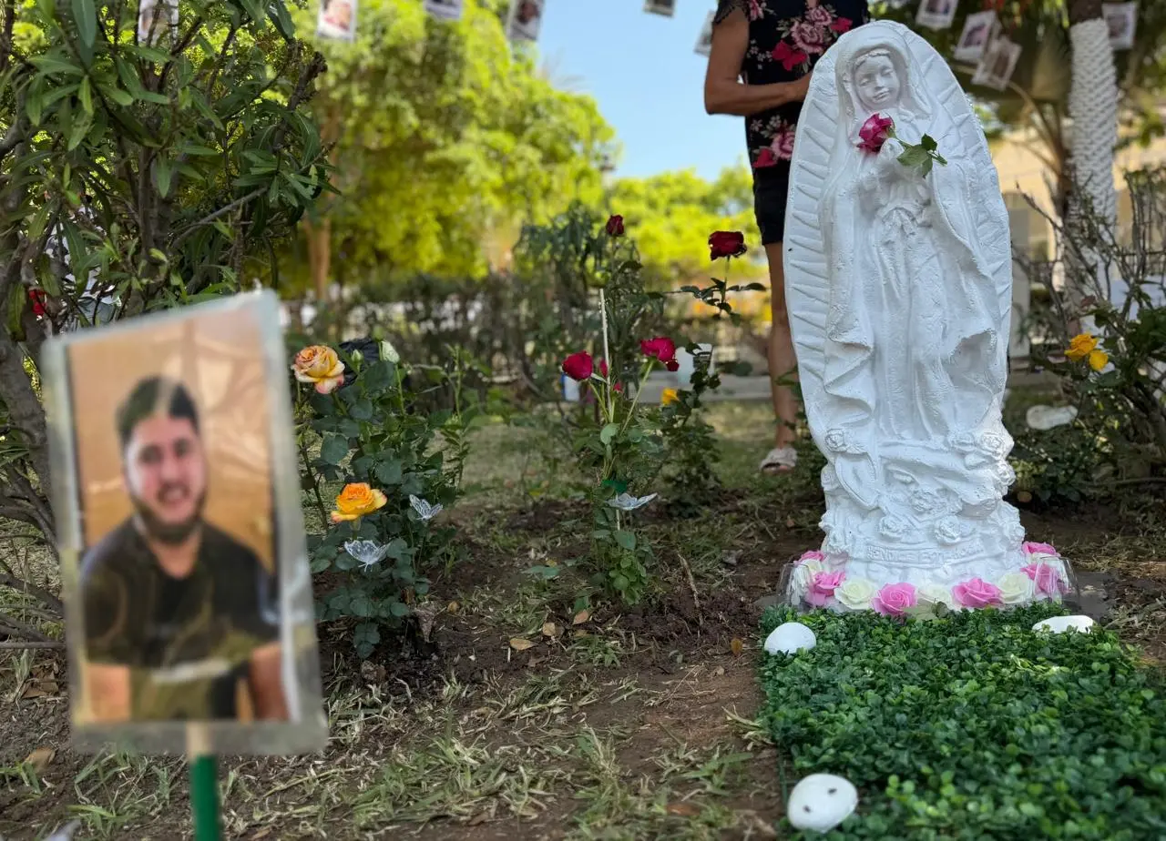 $!Sin respaldo municipal instala colectivo espacio de memoria por desaparecidos en la Plazuela Zaragoza, en Mazatlán