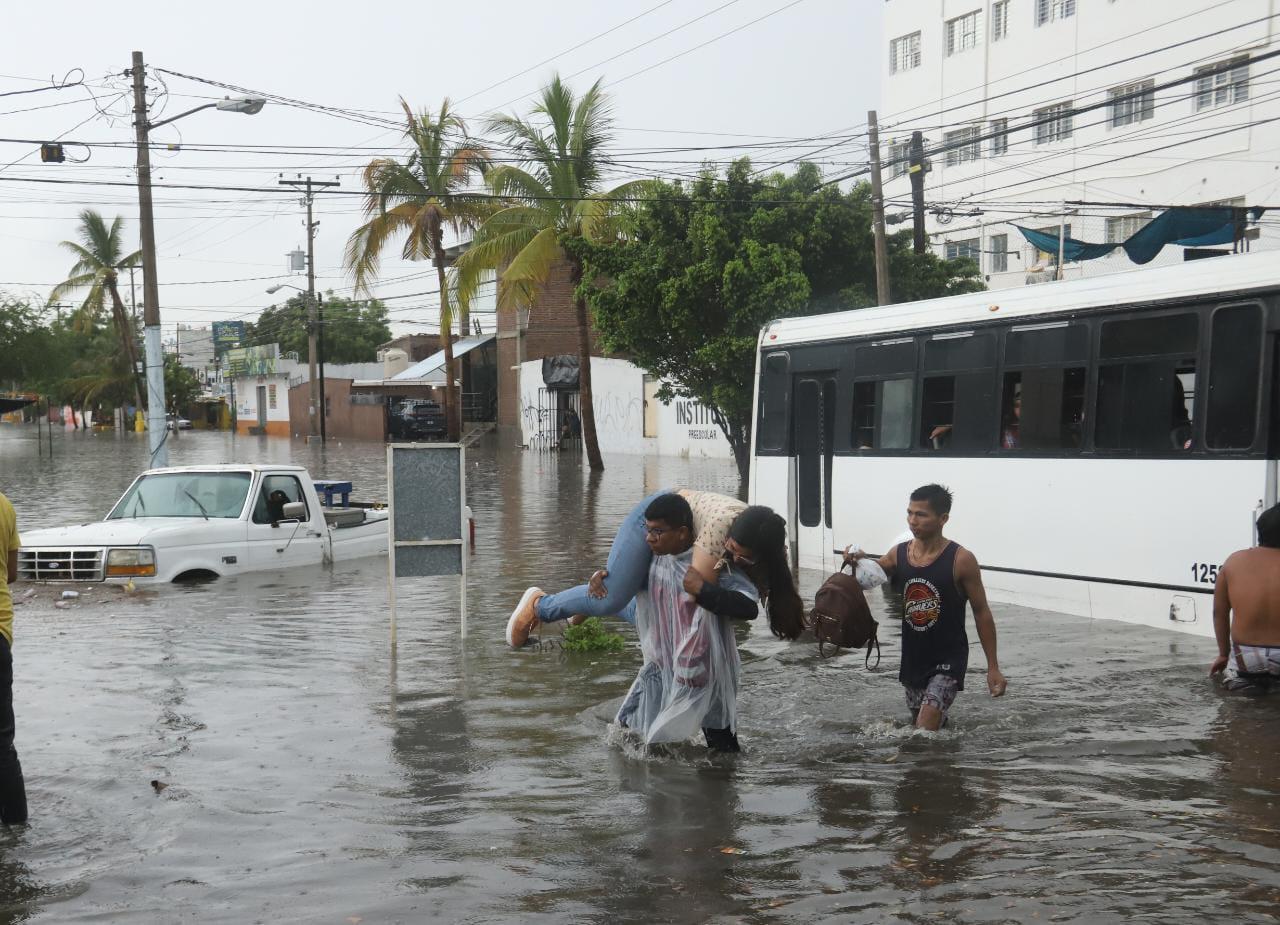 $!Se vara camión en avenida inundada y rescatan a pasajeros en Mazatlán