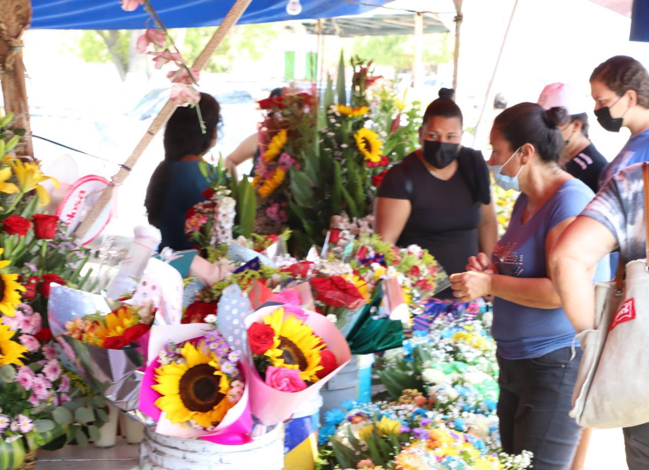 $!Se adelantan al Día de las Madres y acuden a llevar flores a los panteones de Mazatlán