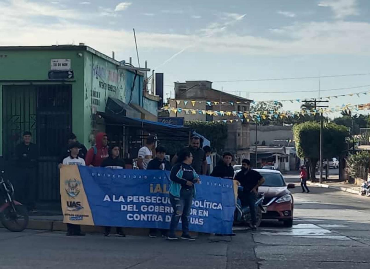 $!En cruceros de Culiacán, Mazatlán y Rosario trabajadores de la UAS ahora pegan calcas y entregan volantes