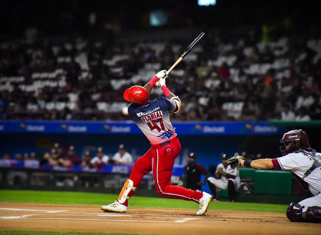 $!Tomateros empareja la Serie Navideña con poder guinda