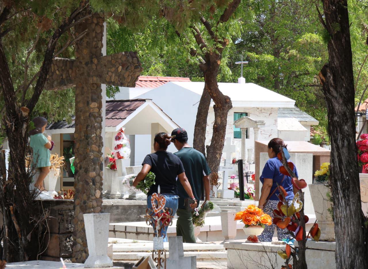 $!Recuerdan a los padres con flores y homenajes en panteones de Mazatlán