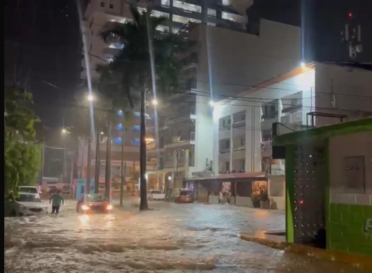 $!Torrenciales lluvias paralizan calles y desbordan arroyos en Mazatlán