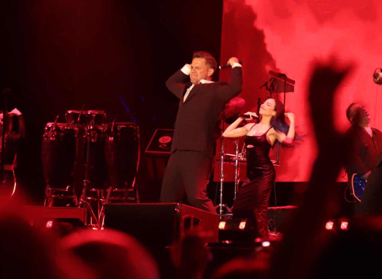 $!Conquista Alejandro Sanz a Mazatlán en la coronación de la Reina Infantil del Carnaval 2025