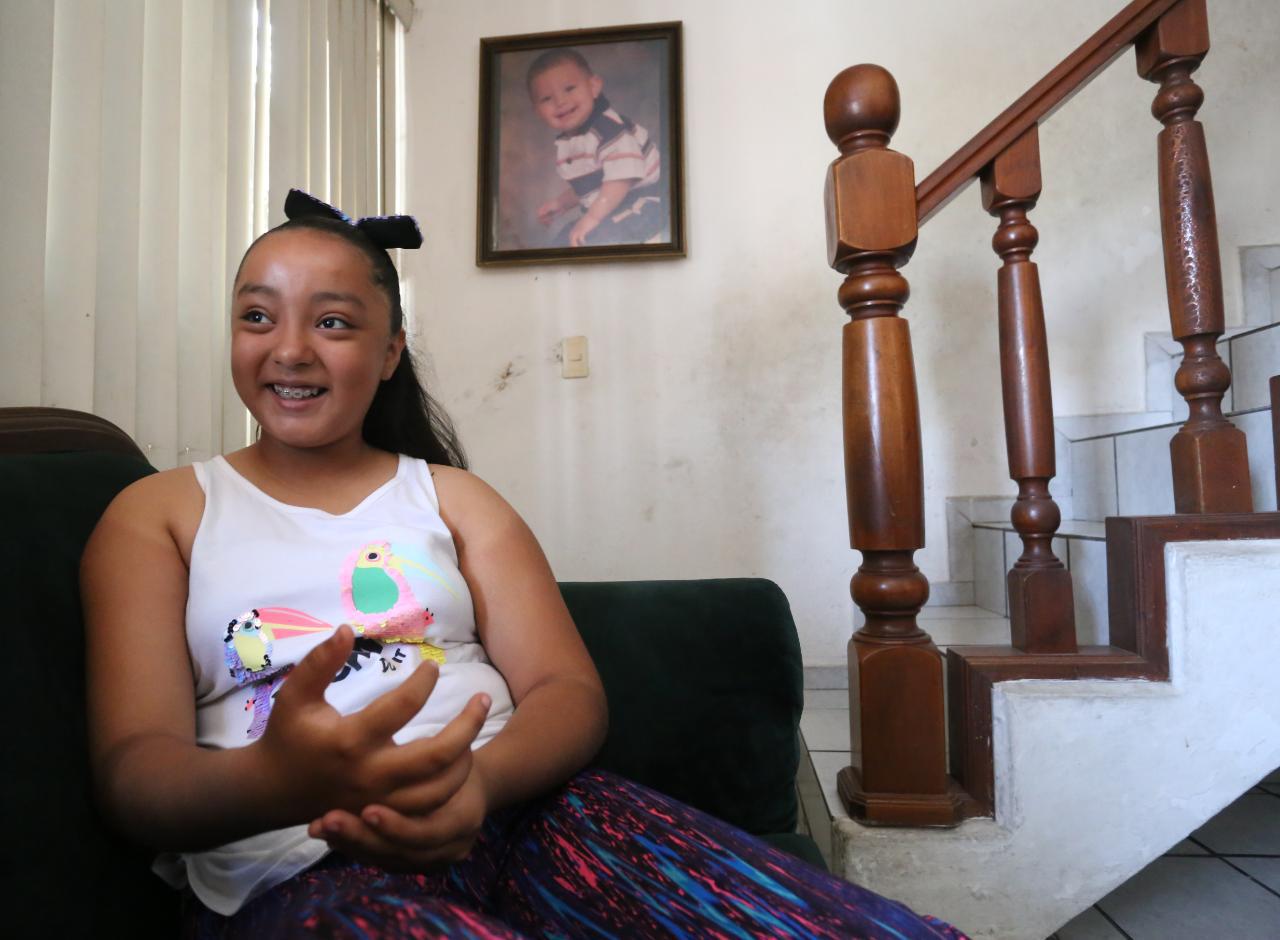 $!Jael limpia tenis y botas para comprar una camioneta a su mamá y ayudar a niños pobres de Mazatlán