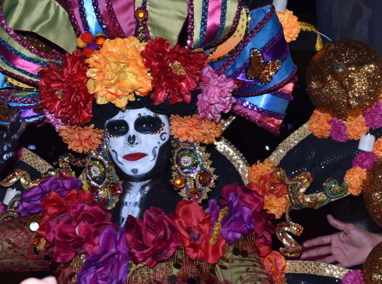 $!Miles de personas disfrutan de la tradicional callejoneada en el Centro Histórico de Mazatlán