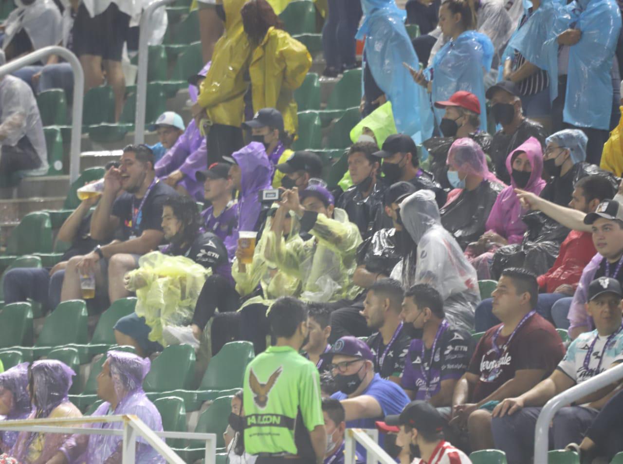 $!Los aficionados apoyaron a su equipo pese a la lluvia.