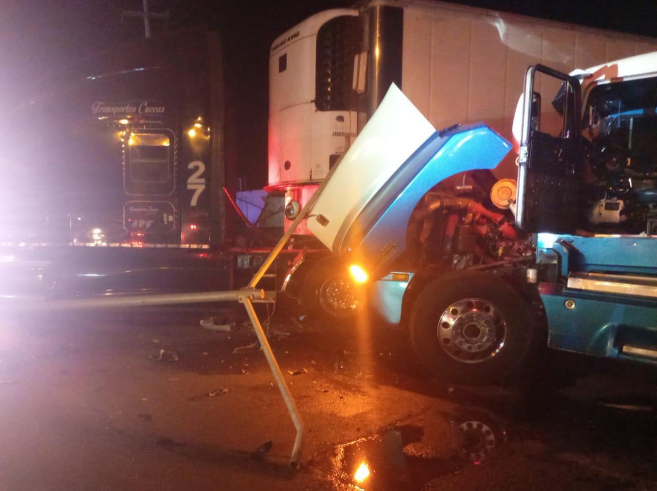 $!Chocan dos tráileres en Villa Unión; no hay personas lesionadas